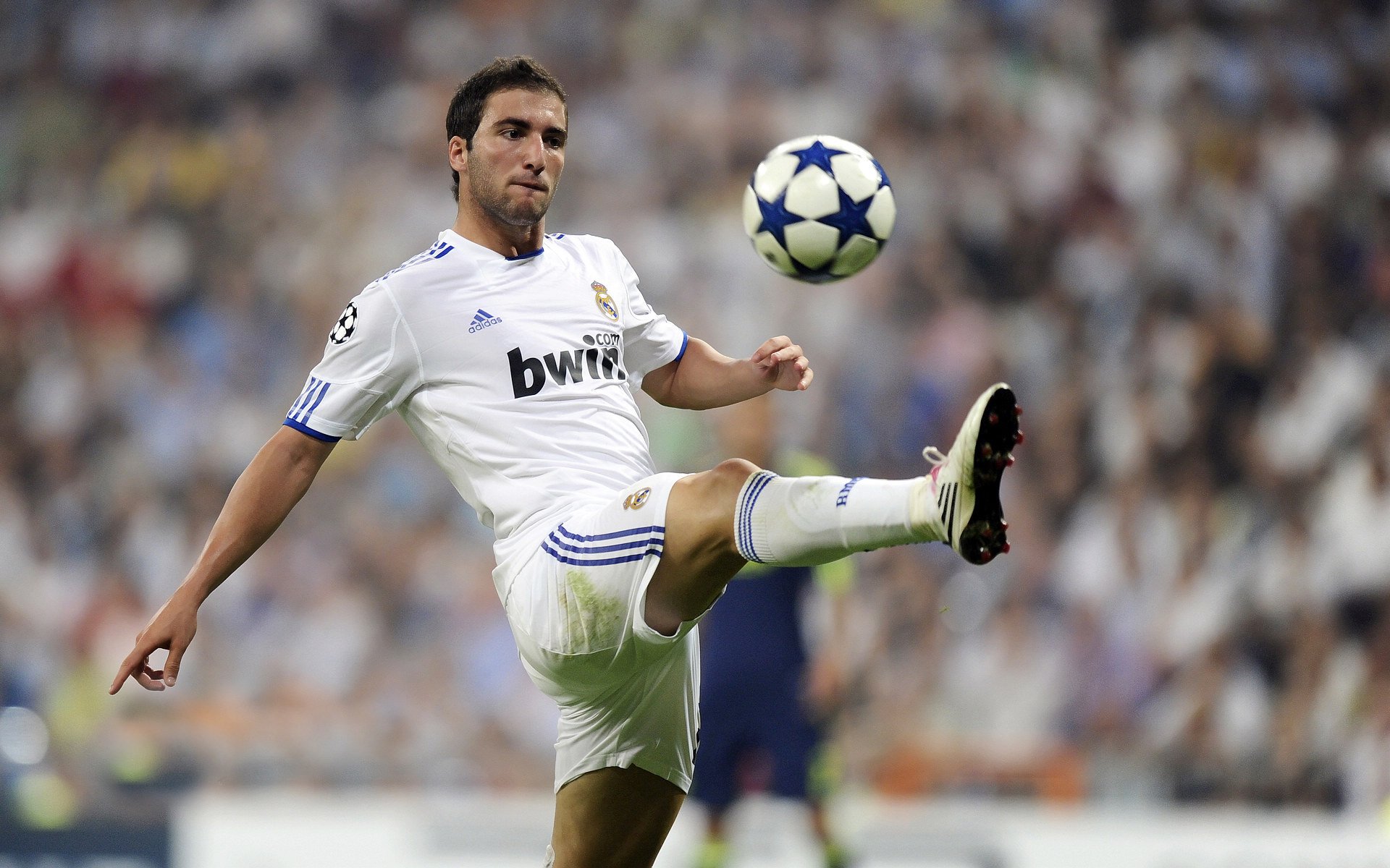 赛道上的意志对决，威廉姆斯鏖战阿斯顿马丁，塞恩斯状态火热改写中游格局